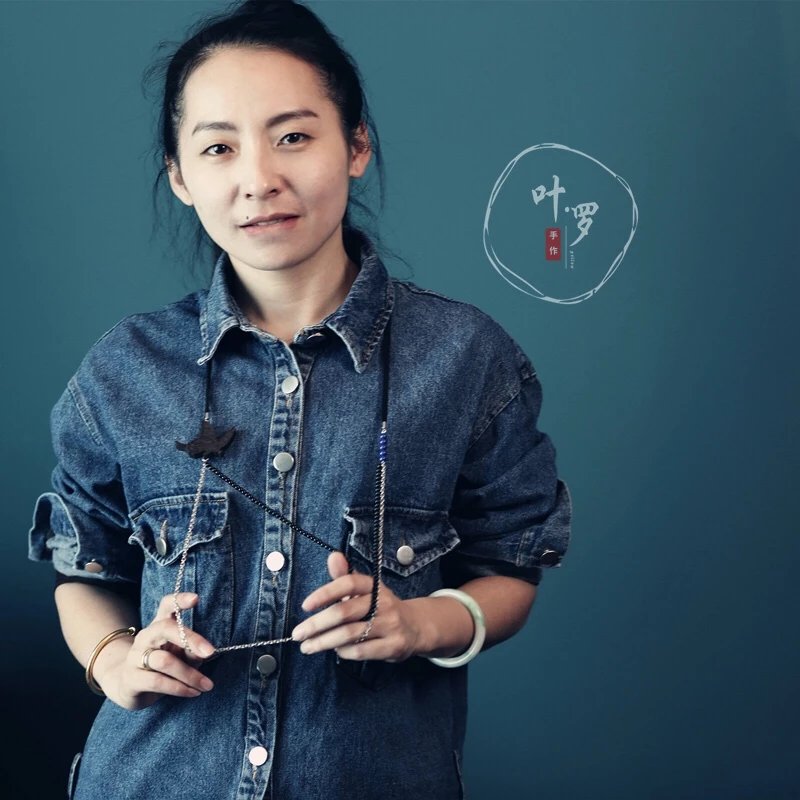 晴春蝶戏，蝴蝶造型的长项链，毛衣链 模特佩戴图