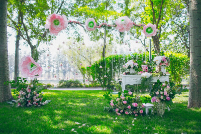 《草坪婚礼·姝颜》以花为路引，为新人打造一片粉红的花海，浪漫如初恋的粉红玫瑰，象征纯洁爱情的蝴蝶兰，这场森林里鲜花绽放的婚礼会收获最好的幸福。