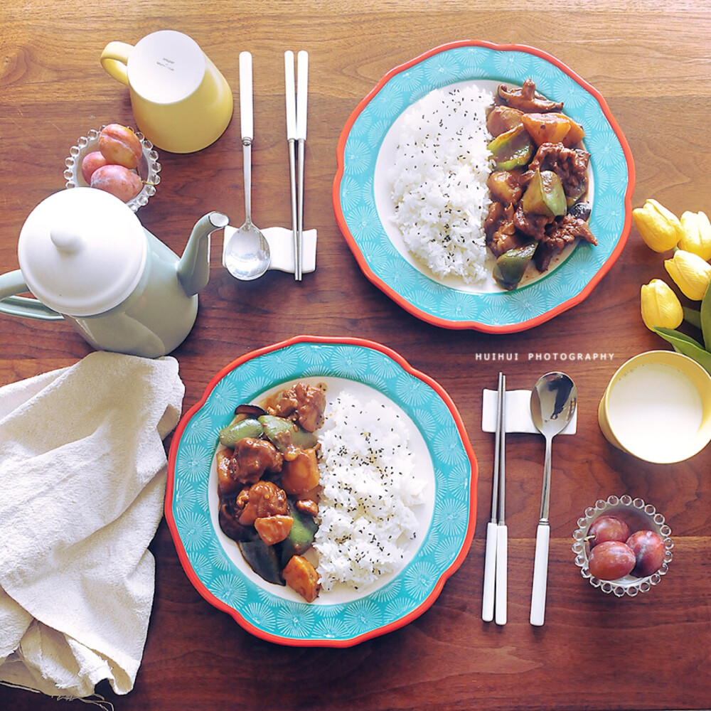 早安，今日早餐：黃燜雞米飯+豆?jié){+西梅。
黃燜雞米飯巨好吃！~~下周把食譜給寫出來。
餐具淘口令：￥nZVx0qxPGR5￥