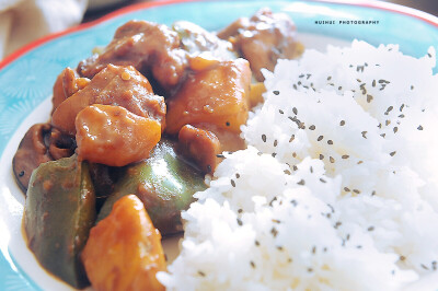 早安，今日早餐：黃燜雞米飯+豆?jié){+西梅。
黃燜雞米飯巨好吃！~~下周把食譜給寫出來。
餐具淘口令：￥nZVx0qxPGR5￥