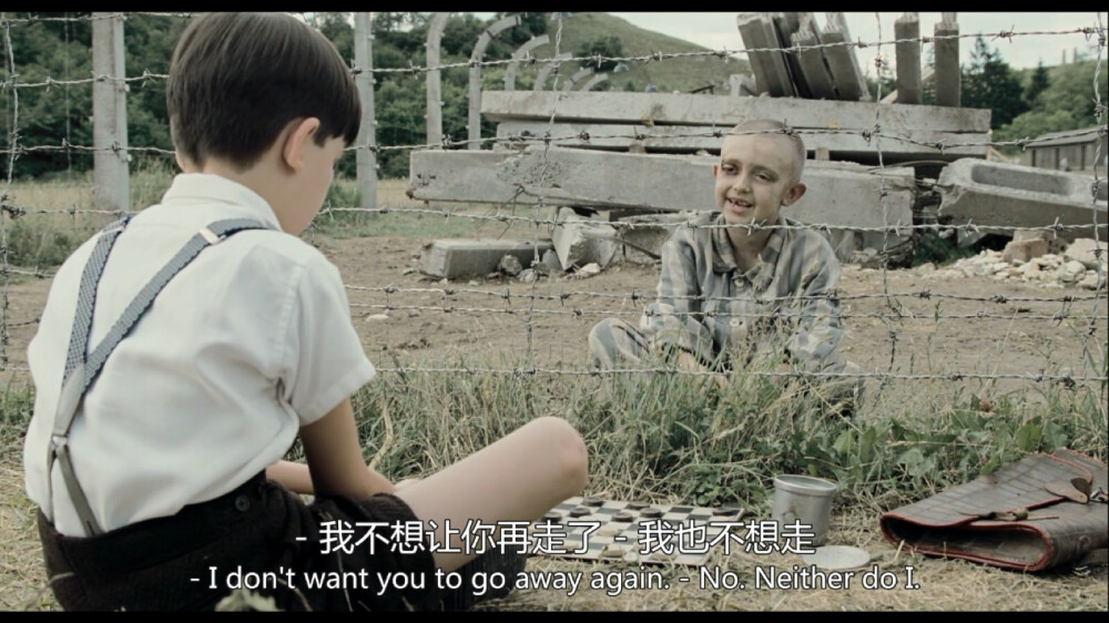 穿条纹睡衣的男孩
