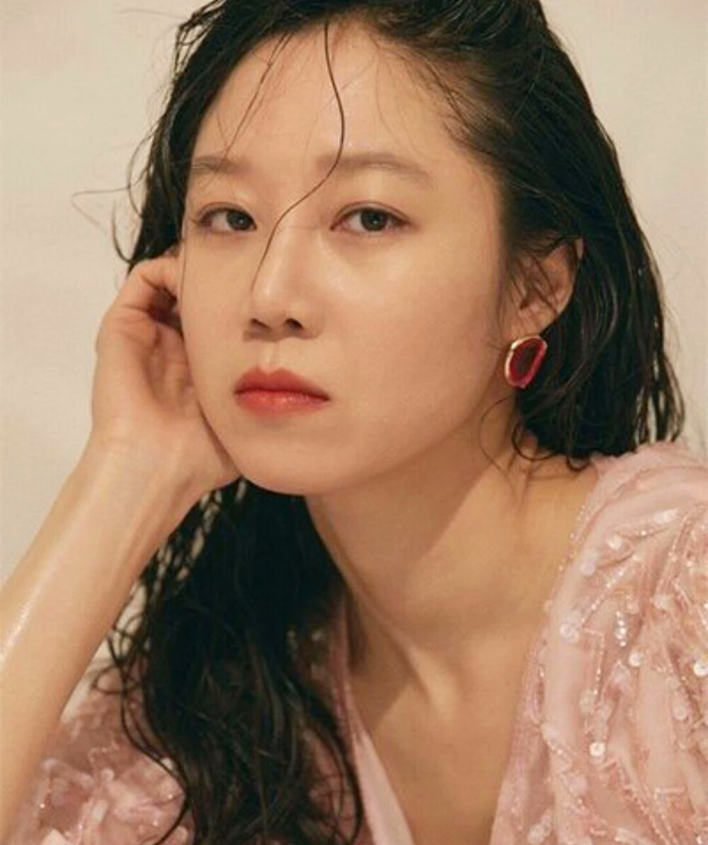 时尚女王再度给足粉丝惊喜，今年春天，孔晓振一口气為韩国的《W Korea》、《ELLE Korea》两家时尚杂誌出镜四月号封面人物，特别的是，这次虽然是為不同杂誌拍摄画报，但是使用的妆容品牌都是由美妆大牌Nars提供，看了她抹上充满春夏氛围的唇膏色调，马上让人也想跟著入手啦。