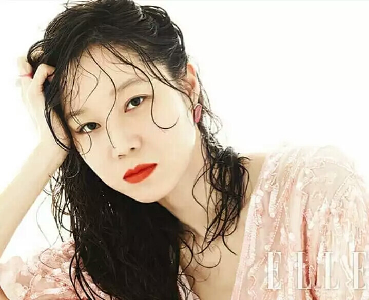 时尚女王再度给足粉丝惊喜，今年春天，孔晓振一口气為韩国的《W Korea》、《ELLE Korea》两家时尚杂誌出镜四月号封面人物，特别的是，这次虽然是為不同杂誌拍摄画报，但是使用的妆容品牌都是由美妆大牌Nars提供，看了她抹上充满春夏氛围的唇膏色调，马上让人也想跟著入手啦。