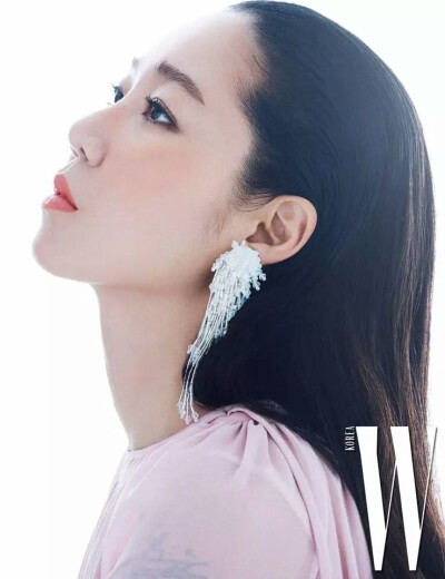 时尚女王再度给足粉丝惊喜，今年春天，孔晓振一口气為韩国的《W Korea》、《ELLE Korea》两家时尚杂誌出镜四月号封面人物，特别的是，这次虽然是為不同杂誌拍摄画报，但是使用的妆容品牌都是由美妆大牌Nars提供，看…