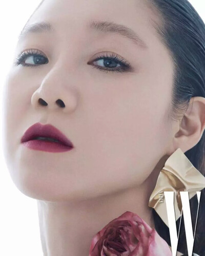 时尚女王再度给足粉丝惊喜，今年春天，孔晓振一口气為韩国的《W Korea》、《ELLE Korea》两家时尚杂誌出镜四月号封面人物，特别的是，这次虽然是為不同杂誌拍摄画报，但是使用的妆容品牌都是由美妆大牌Nars提供，看…