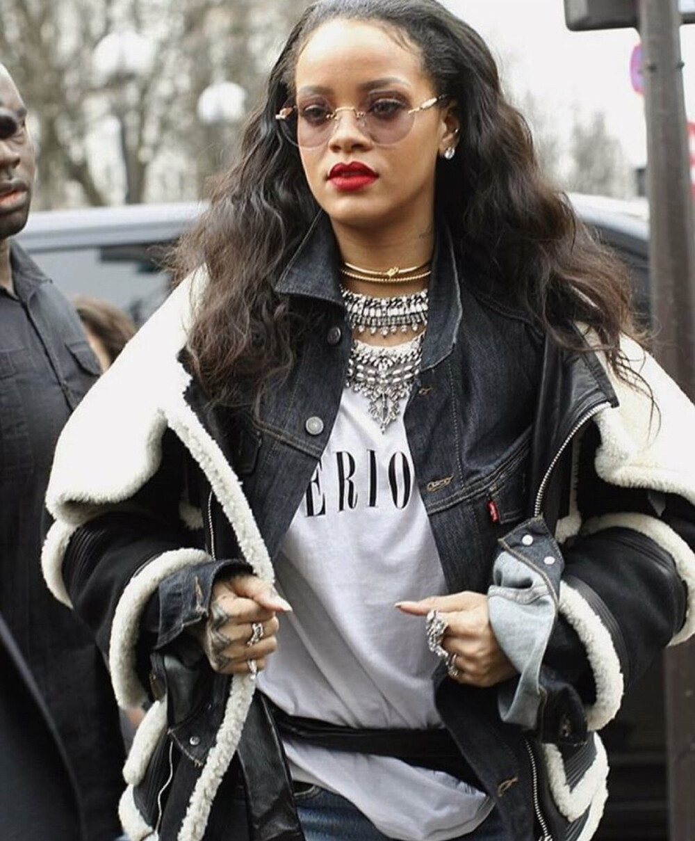 Rihanna † ®
☈