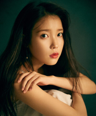 IU(李知恩)