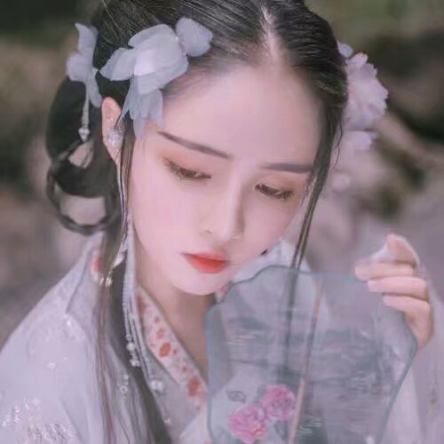 初听不知曲中意，再听已是曲中人，既然已成曲中人， 何必再听曲中曲，曲终人散梦已醒，何处再寻梦中人 ，既知曲人存于梦，何故执于曲外人，既然已是曲中人，何必在悟曲中意 ，不愿再做曲中人，奈何越听越沉沦 曲人只存心梦中，蹉跎执于曲外人，人醒曲散空叹息，梦中曲人泪湿巾，多少痴梦多少等，难诉痴情曲中人 。年少初听，心中波澜不惊 ，如今回味，一切物是人非 ，后来曲终人散，人走茶凉，放眼未来 珍惜眼前
——图源空间