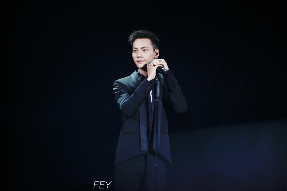 【陈伟霆 William Chan】180331 浙江卫视春季盛典 OPPO R15 新品发布会 1999 x 1333 px (图源: 微博 @fey_Chan weibo.com/5732829384/G9Z2S4ZtA)