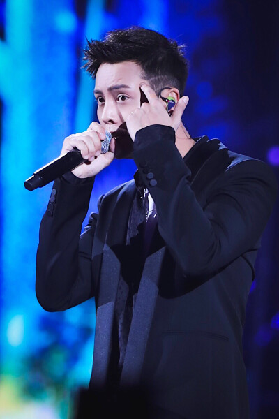 【陈伟霆 William Chan】180331 浙江卫视春季盛典 OPPO R15 新品发布会 1299 x 1949 px (图源: 微博 @Waddict陈伟霆兔粮库 weibo.com/5802724479/G9YNYnv2j)
