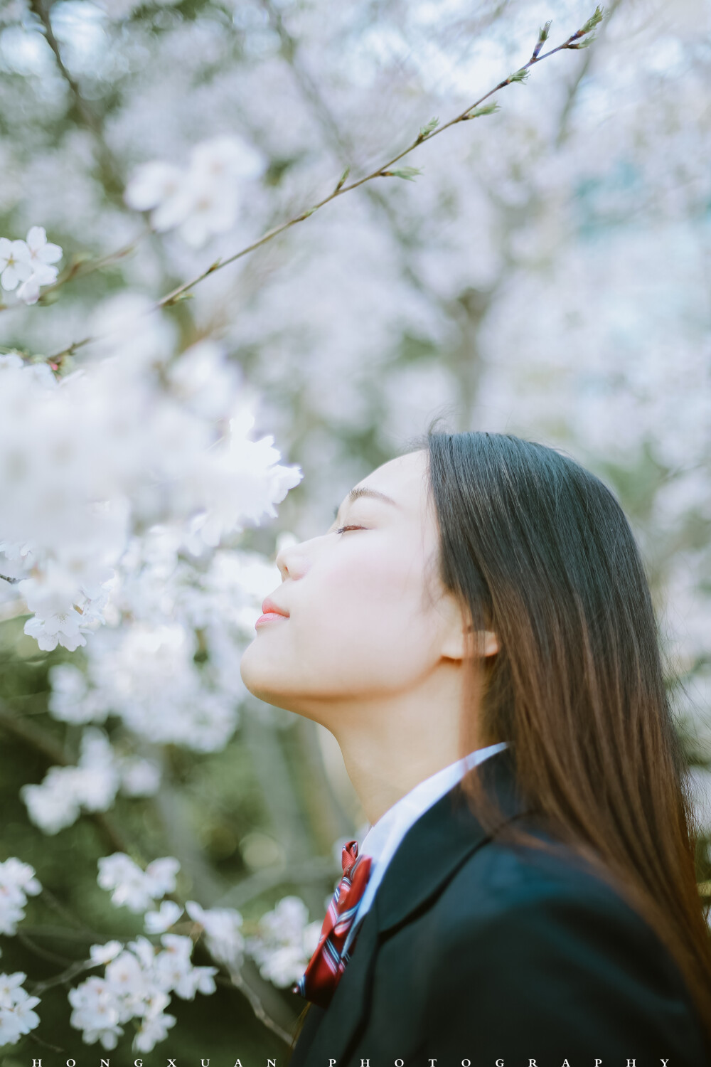 春天的上学路要走很久呢
摄影：洪小漩
出镜：菲菲
菲菲发信息给我时候，我还在KFC昏昏欲睡，一听语音，拿起手机提上包蹭地就窜了出去。
怎么可以让美少女就等呢。
菲菲穿着制服，在马路的对面一直迷路，我在这头望眼欲穿。
大概是被花迷了眼，所以才找不到对的路。
