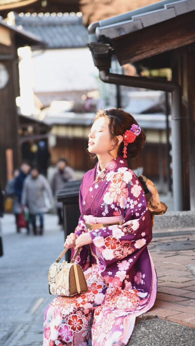 紫色振袖，金色腰带，地点京都