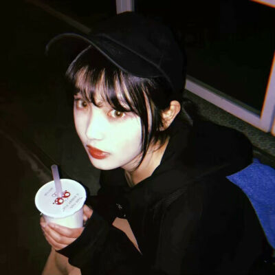 网名：酒精泡芙
个签：这里既非天堂又非地狱 末日尚远
- 投稿：听灵