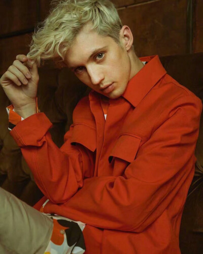 戳爷Troye Sivan最新《NYLON》杂志德国版写真
图源：@戳爷的绯闻男友