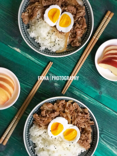 20180403早！今天早餐吃肥牛饭➕苹果 本想试验温泉蛋 结果因为白塔农场的三日鲜鸡蛋太嫩了 估计我闷的时间久了 所以温泉蛋实心儿了[流泪]不过依然很好吃 蛋清是甜的～肥牛饭最爱吃的是炒的软软的洋葱 还有拌满汤汁的…