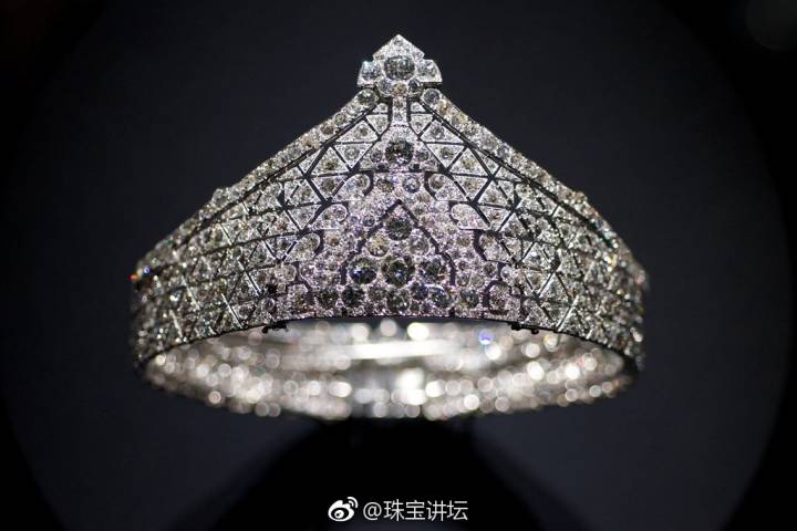 Cartier 在“卡地亚艺术”展览上展出的头冠和珍贵珠宝。 ​​​