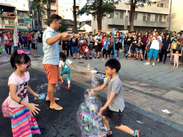 外籍人士在台街头表演遭顽童破坏 台网民：教育失败