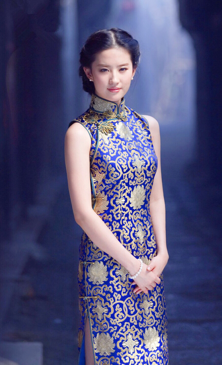 刘亦菲
造型出自苏州吴中宣传片(旗袍篇)
她是有
丁香一样的颜色，
丁香一样的芬芳，
丁香一样的忧愁，
在雨中哀怨，
哀怨又彷徨；
她彷徨在这寂寥的雨巷，
撑着油纸伞
像我一样，
像我一样地
默默彳亍着
冷漠、凄清，又惆怅。
她默默地走近，
走近，又投出
太息一般的眼光
她飘过
像梦一般地，
像梦一般地凄婉迷茫。