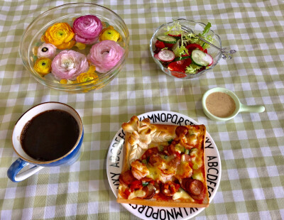 花漾吐司披萨&田园沙拉 Rose pizza on toast + garden salad ☕️