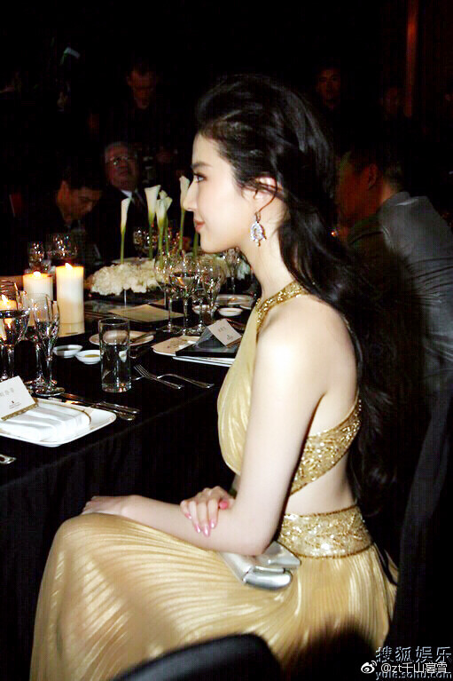 刘亦菲 2010年4月28日,上海,时尚芭莎慈善晚宴,刘亦菲一袭金色修身