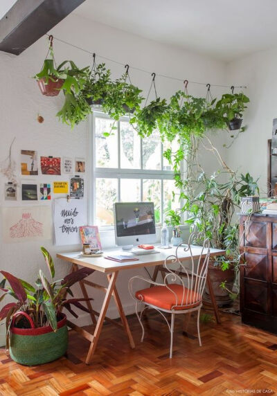 把家打造成一个室内小花园是什么样子的呢？绿色植物清新怡人，置身在这样的环境下，无论是工作还是休息，感觉都能事半功倍呢！