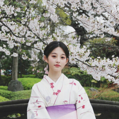 女生头像_和风 梁子玥越