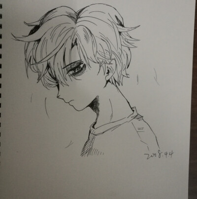 临摹的男孩子
真的快一年没画画了 学习耽误了很多兴趣