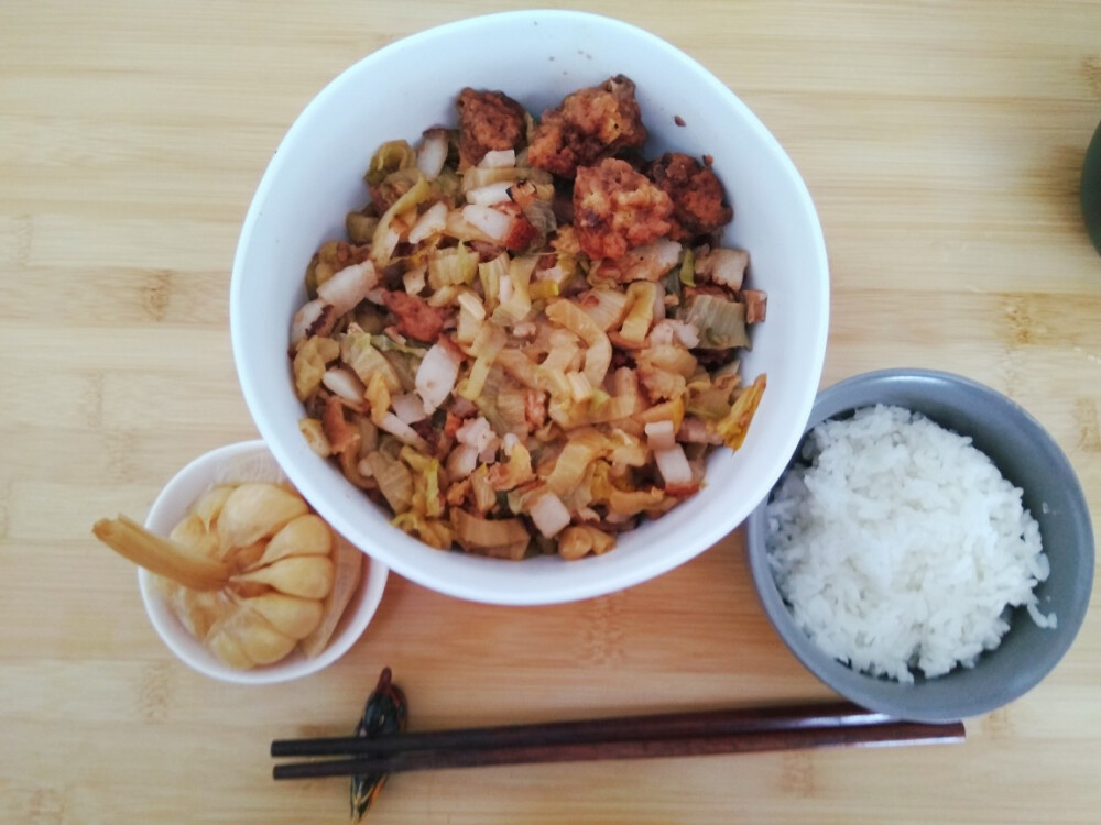 酸菜烧肉顿丸子 美食 午餐 东北菜 一人餐