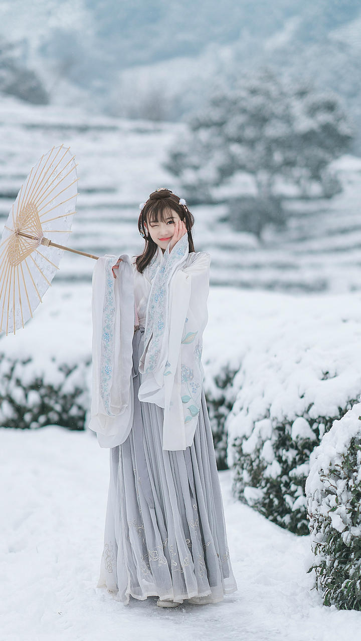 唯美素白汉服少女写真
撑伞少女