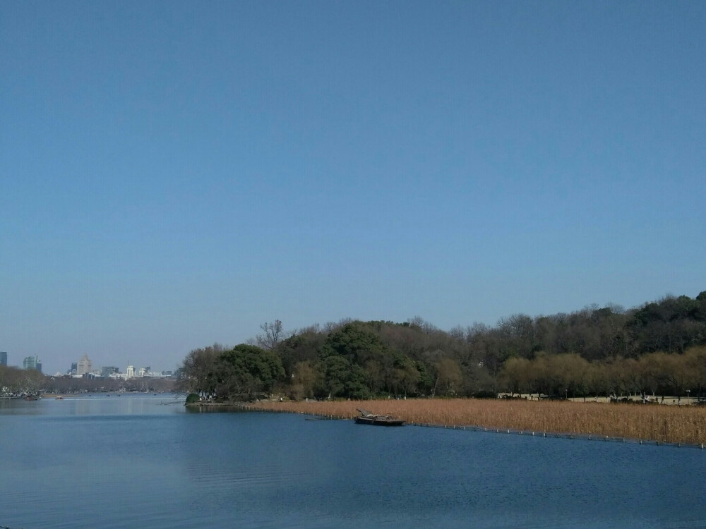 2018-2-13 城市:杭州 关键词:杭州地铁二号线、西湖、西泠印社 天气:晴
今天，妈妈和妹妹中午到达杭州家里，回杭州这几天我一直没有时间离开小区到西湖转转，也没有时间体验第一次乘坐杭州地铁二号线的感觉，这些我没时间做的事下午终于实现了。妈妈和我一起离开小区去外面游玩，我坐到杭州地铁二号线的感觉，真的和坐北京地铁二号线的感觉不一样，毕竟是第一次乘坐，不能不提有多么开心。还有一件事，今天我第一次去探访西泠印社，毕竟这几天看到了西泠印社最新消息对西泠印社产生了兴趣，妈妈她在断桥小学读书的那段时候经常去探访西泠印社。这一天下午，我不仅是第一次坐到杭州地铁二号线，又坐到了西湖观光电瓶车，还经过武林商街龙游路喝了奶茶吃了羊肉串，我感觉真是特别爽，特别满足。这张照片是我在坐杭州地铁二号线从小区旁边的墩祥街站到学院路站地铁上拍的一张照片，算是与杭州地铁二号线结缘了吧。