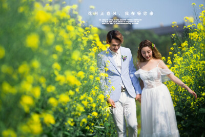 一年有四季，四季开百花，[鲜花]拍花海婚纱照也要挑对时机。
那么，春天，怎么拍婚纱照才更美呢？让婚纱照展示到最真实的生活状态，呈现出清新、浪漫自然的风格。花海是很多新人所青睐的拍摄场景+​