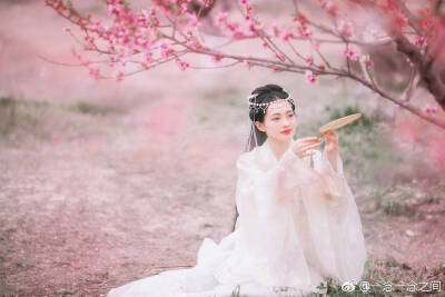 [cp]花开花谢谁相知？
终究却物是人非。
出镜@Jin琳琳_
摄影@一念一念之间
老师@知竹zZ @疯子Charles
抄送@成都摄影推荐 @成都约拍馆 @汉服写真集
#四川约拍##成都约拍##汉服写真##汉服摄影# ​​​[/cp]