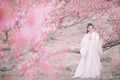 [cp]花开花谢谁相知？
终究却物是人非。
出镜@Jin琳琳_
摄影@一念一念之间
老师@知竹zZ @疯子Charles
抄送@成都摄影推荐 @成都约拍馆 @汉服写真集
#四川约拍##成都约拍##汉服写真##汉服摄影# ​​​[/cp]