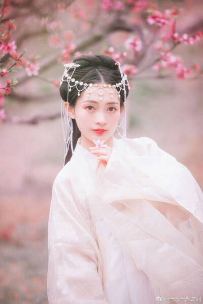 [cp]花开花谢谁相知？
终究却物是人非。
出镜@Jin琳琳_
摄影@一念一念之间
老师@知竹zZ @疯子Charles
抄送@成都摄影推荐 @成都约拍馆 @汉服写真集
#四川约拍##成都约拍##汉服写真##汉服摄影# ​​​[/cp]