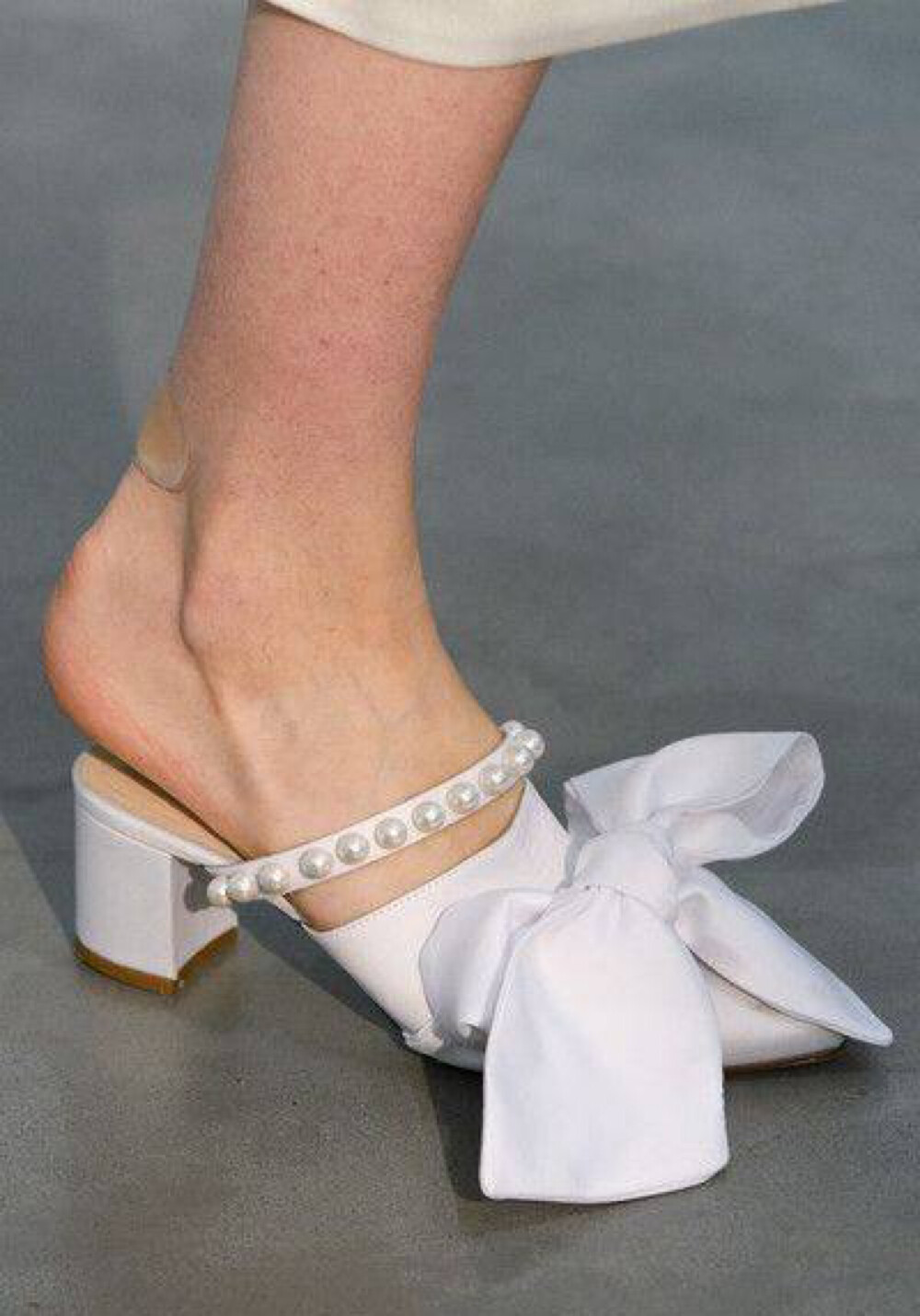 來自品牌Mother Of Pearl Fall 2018蝴秋冬系列特色設計感十足的蝴蝶結穆勒鞋。 ​​​