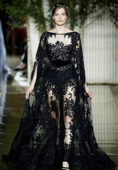 Zuhair Murad Couture F/W 17/18
典雅奢華的刺繡、讓人墜入華麗的繁星之中～ 美極了 ​​​