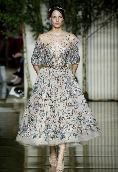 Zuhair Murad Couture F/W 17/18
典雅奢華的刺繡、讓人墜入華麗的繁星之中～ 美極了 ​​​