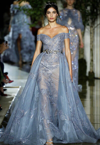 Zuhair Murad Couture F/W 17/18
典雅奢華的刺繡、讓人墜入華麗的繁星之中～ 美極了 ​​​