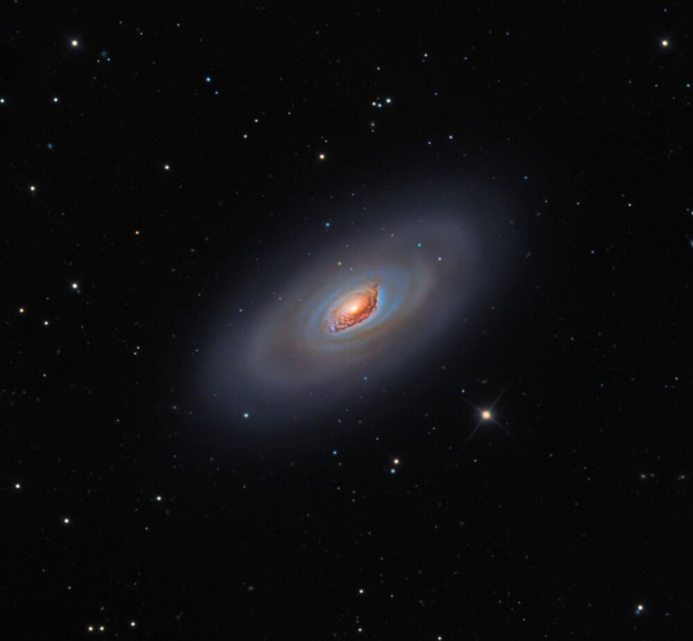 黑眼星系（也称为睡美人星系、梅西尔64、M64或NGC 4826）由英国天文学家爱德华·皮戈特（Edward Pigott）于1779年3月发现，亦在同年4月被德国天文学家约翰·艾勒特·博帝（Johann Elert Bode）独立发现，此外，查尔斯·梅西耶也在1780年发现它。M64有一条引人入胜的壮观黑暗尘带，横亘在明亮的星系核心之前，因而被称为"黑眼星系"或"魔眼星系"。M64是位于后发座的螺旋星系，因为在小望远镜下的景观使他在业余天文学界中非常出名。
M64 - The Black Eye Galaxy in Coma Berenices
Image: Michael Miller,