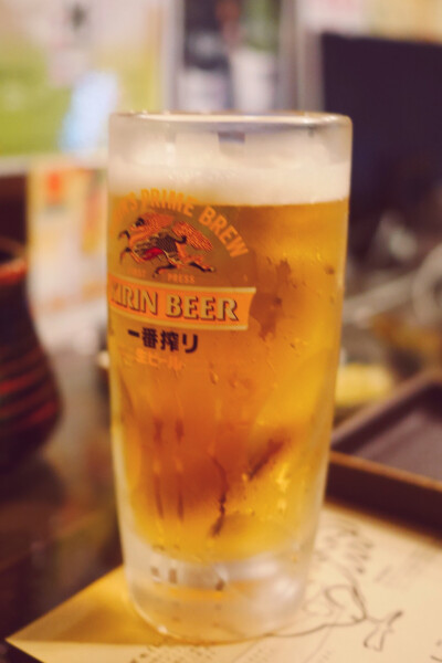 居酒屋走起 最喜欢坐下来慢慢酌一杯 试了下国内少见的梅子味酸得我掉牙!! 芦笋猪肉乱爆汁满口鲜蔬和蛋白质的纠缠sukiiiii～刚坐下王少已经两杯生啤下肚烧鸟里面鸡肝的嫩度直逼豆腐抹上一丢丢萝卜泥解下火气唯一的雷…