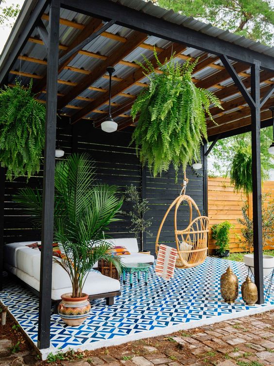 房屋自带的庭院好好修茸一下，就可以变成一个美妙的室外小客厅。