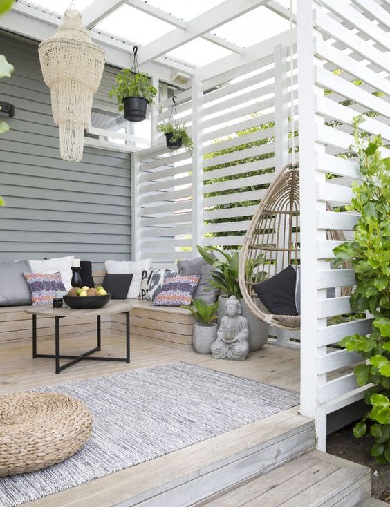 房屋自带的庭院好好修茸一下，就可以变成一个美妙的室外小客厅。
