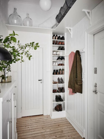 玄关和衣橱鞋柜的组合，十分方便。外观设计上也时尚高端哦！