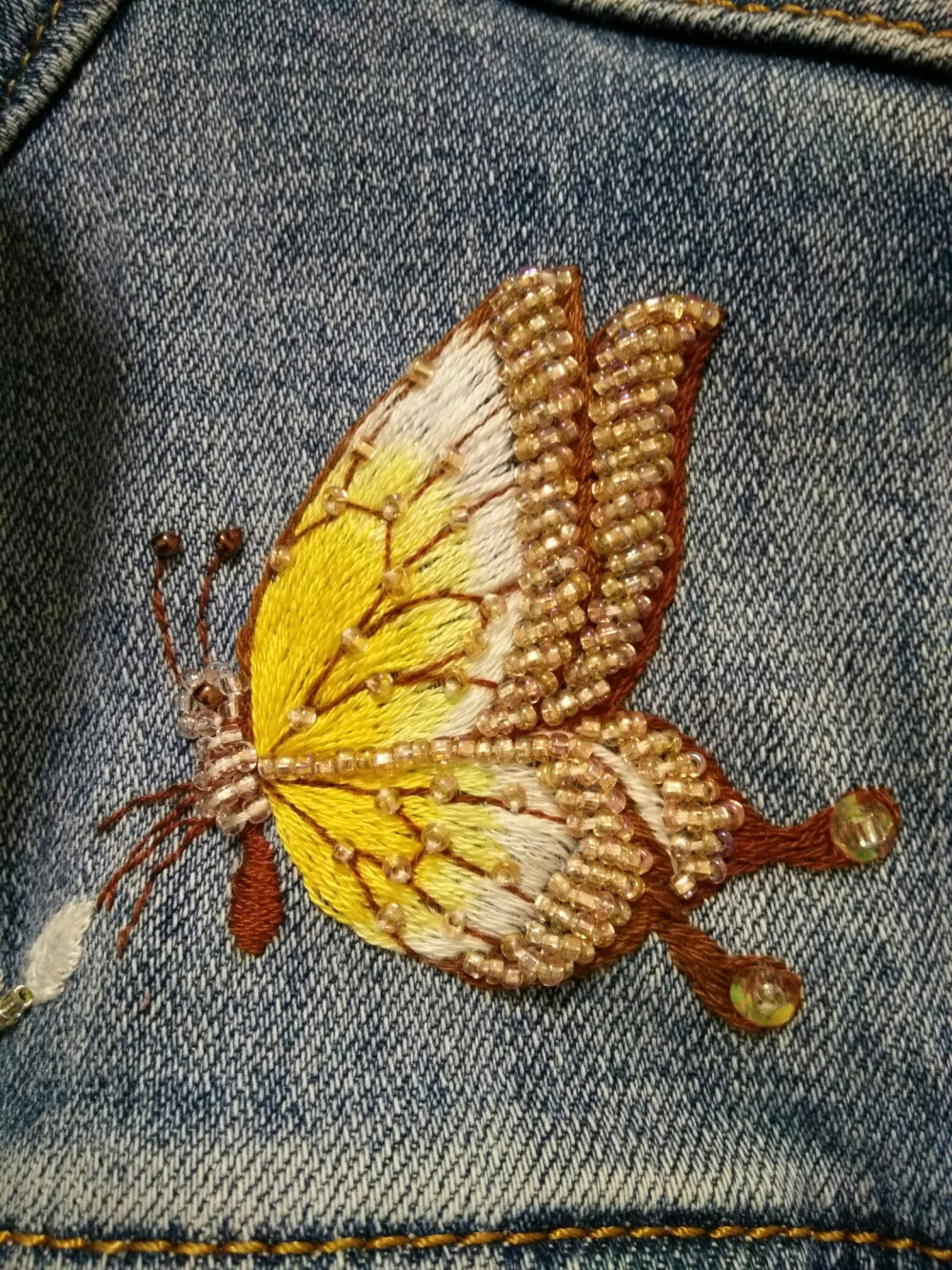 牛仔衣上的钉珠蝴蝶