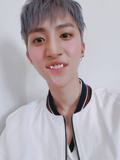 PENTAGON 李会泽（HUI）