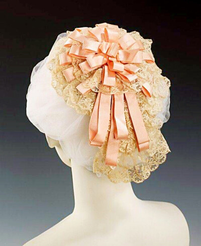 1840-1930 Lace Bonnet——在欧洲，帽子不仅仅是一种必需品，更被视为身份的象征。特别是贵夫人们，对帽子装饰的爱好到了迷恋成痴的程度，这些手工古董蕾丝帽由真丝、棉、蕾丝绣花制作而成，优雅迷人。