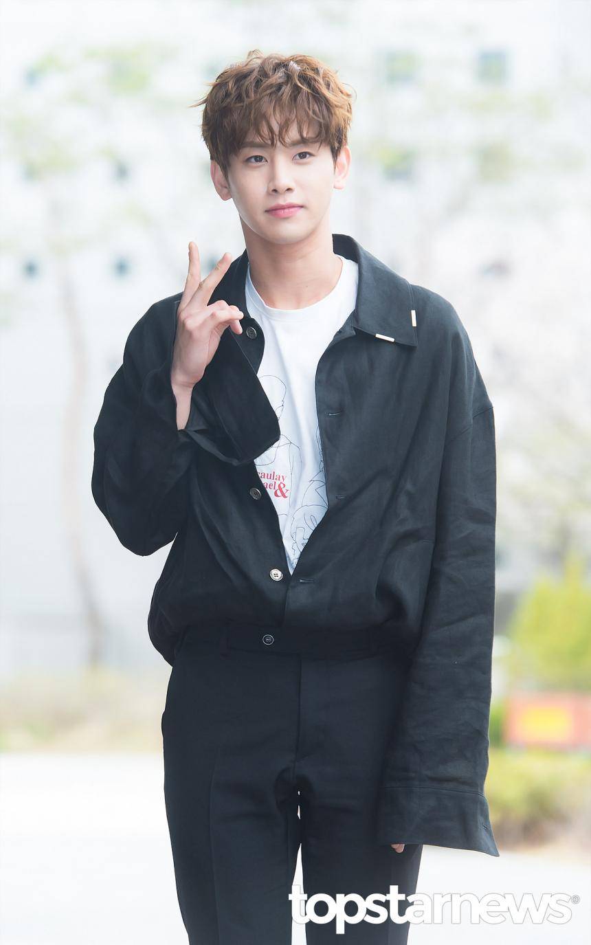 高镐廷 Hotshot
180407 UNB 出道专辑发布采访
cr.topstarnews and HOTSHOT的小俱乐部_LilClub