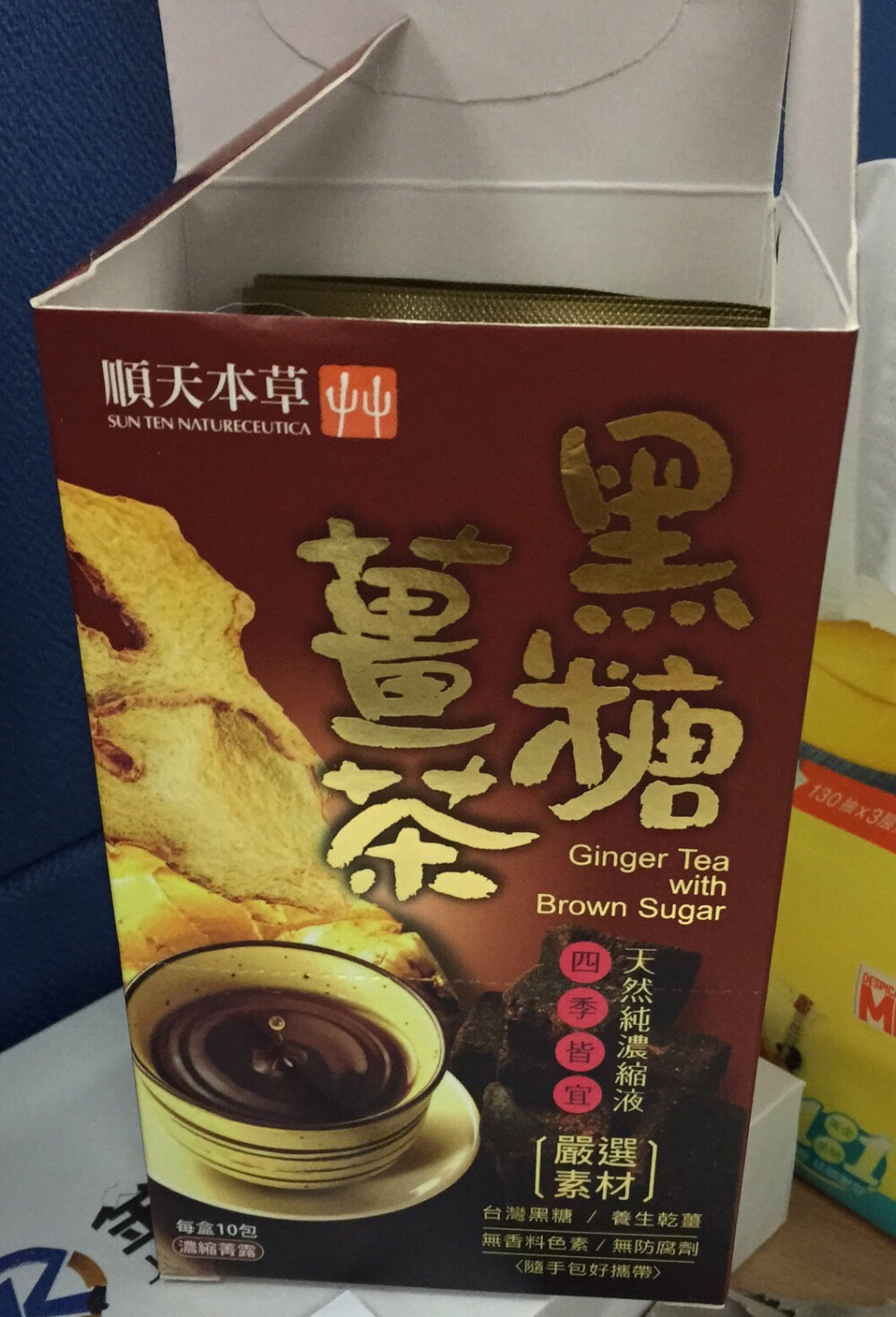 TW买的黑糖姜茶，里面是粘粘的浆状体，好辣～