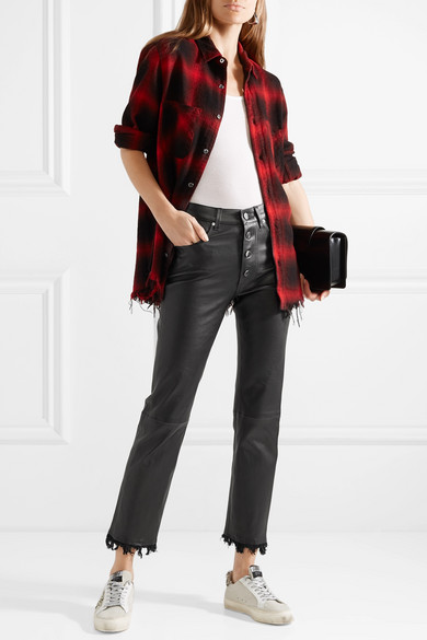 只需看一眼 Mike Amiri 的设计，你就知道他肯定在日落大道度过了不少成长时光——他将此地 1980 年代的华丽金属摇滚风格变幻成一款款令人惊艳的作品。这款高腰裤采用灵活柔韧的皮革制成，直筒裤型帅气摩登，九分裤脚还点缀着细腻流苏。我们可以想象美国传奇歌手 Pat Benatar 用它搭配踝靴的样子，但它与运动鞋同穿也颇为帅…