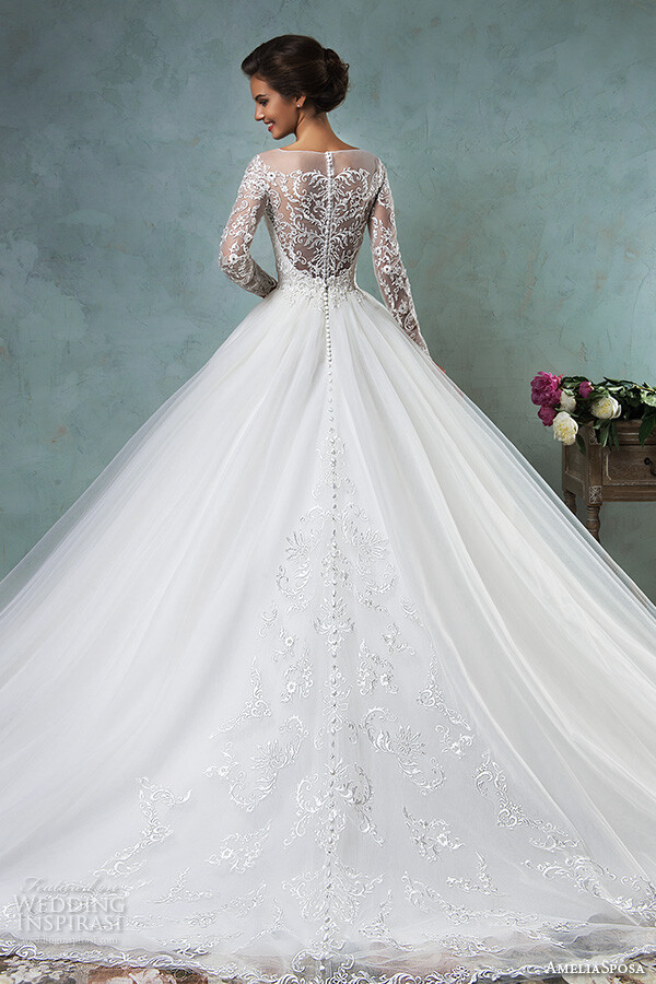 意大利婚纱品牌 Amelia Sposa 2016 婚纱系列LookBook 新季设计延续了品牌永恒浪漫的主题，美丽的鱼尾设计、精致的蕾丝、香槟金的底衬，带给新娘们梦幻婚纱礼服～